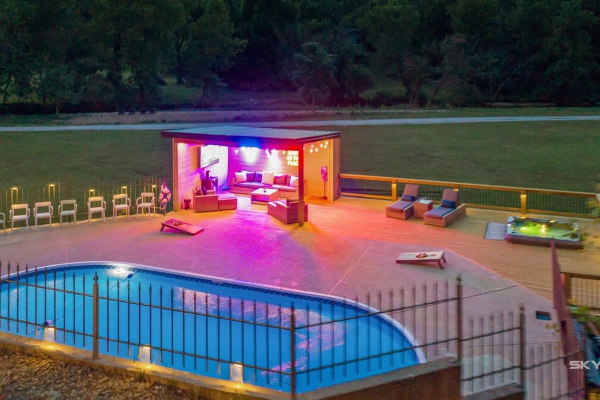 Weekender-managed vacation rental with pool near Beaver Lake in Rogers, AR